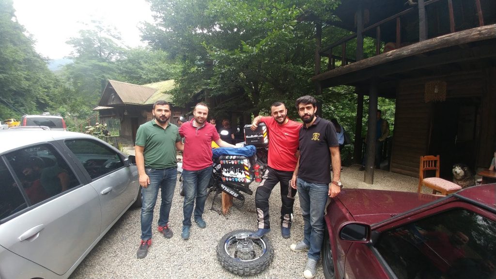 Motosikletle yurt dışı turu na çıkarken lastik patladı