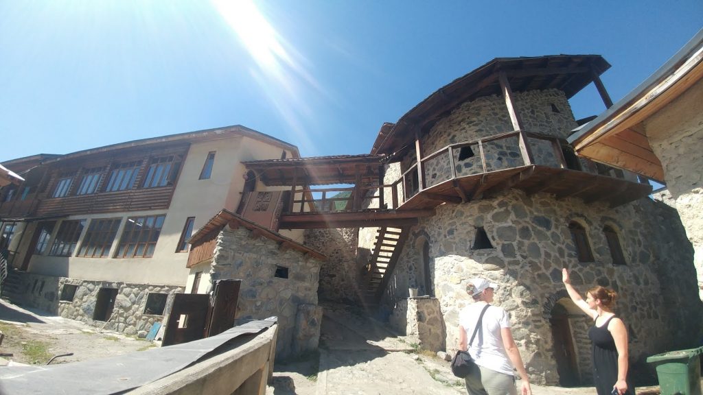 Yurt dışı motosiklet kampı zamanı Mestia'nın meşhur evleri