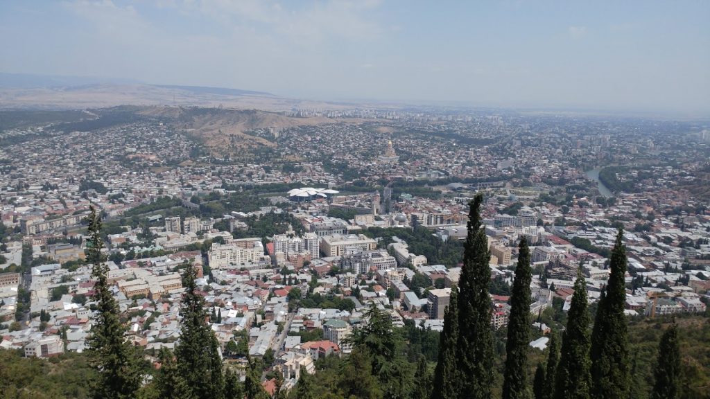 Mtatsminda Parkı'nın zirvesinden, tüm ihtişamıyla kuş bakışı Tiflis.