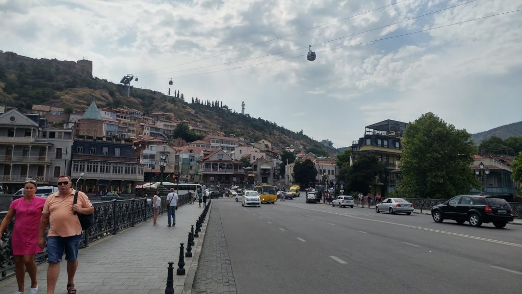 Tiflis caddeleri Kura Nehri kenarı ve gökyüzündeki teleferik hattı