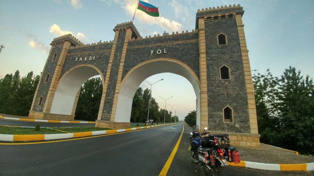 Motosikletle uzun yol için Azaerbaycan girişi