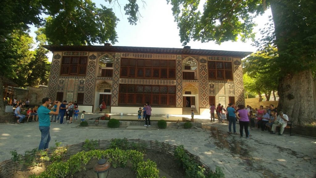 Dünyaca ünlü çivisiz mimarisiyle göz kamaştıran tarihi Şeki Hanlar Sarayı.