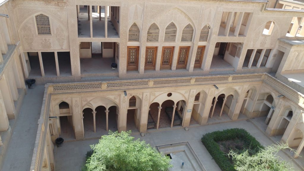 İran gezi rehberi Kaşan konakları yüksek açıdan çatı ve avlu manzarası Abbasian Historical House