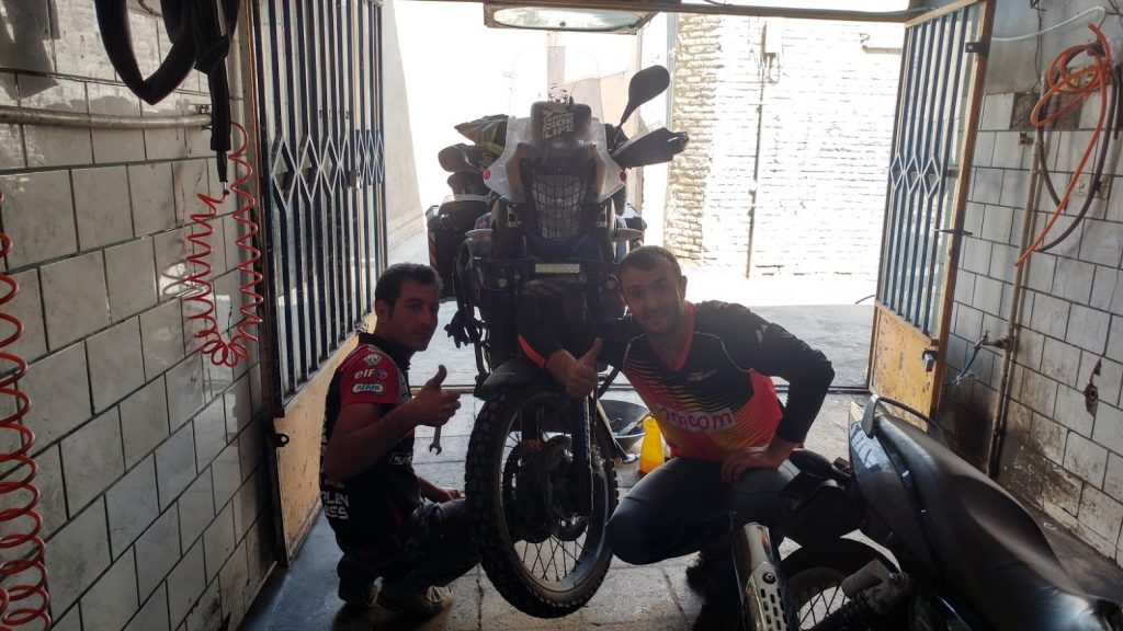 İran motosiklet seyahati Kaşan tamirci Hajmaşallah ve Teneke Çelebi zincir bakımı