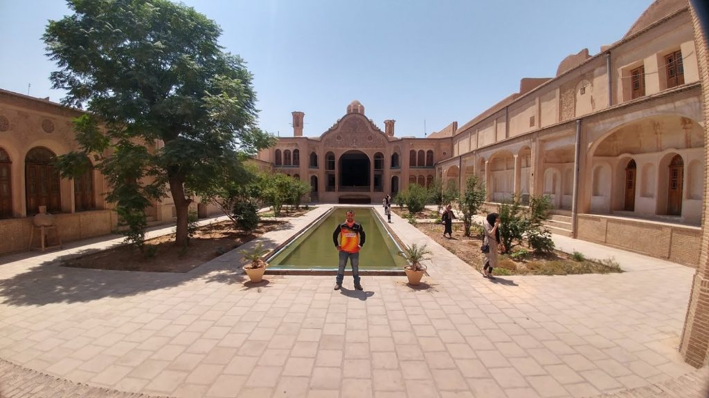 Kendi aracınla İran'a gitmek Kaşan konakları avlu ve motosiklet Borijerdi Historical House