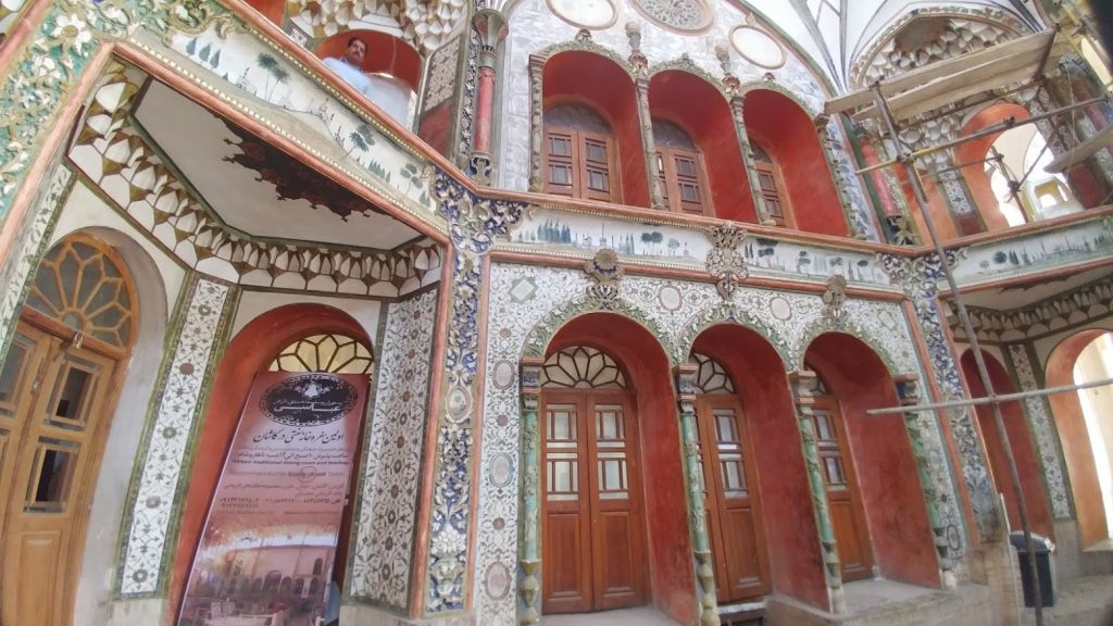 İran seyahat rotası Borujerdi Evi kemerli cephe ve rüzgar kulesi detayları