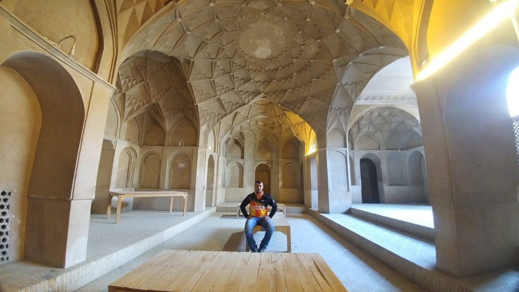 İran gezi rehberi Kaşan tarihi evleri iç mimarisi ve tavan süslemeleri Tabatabaai House