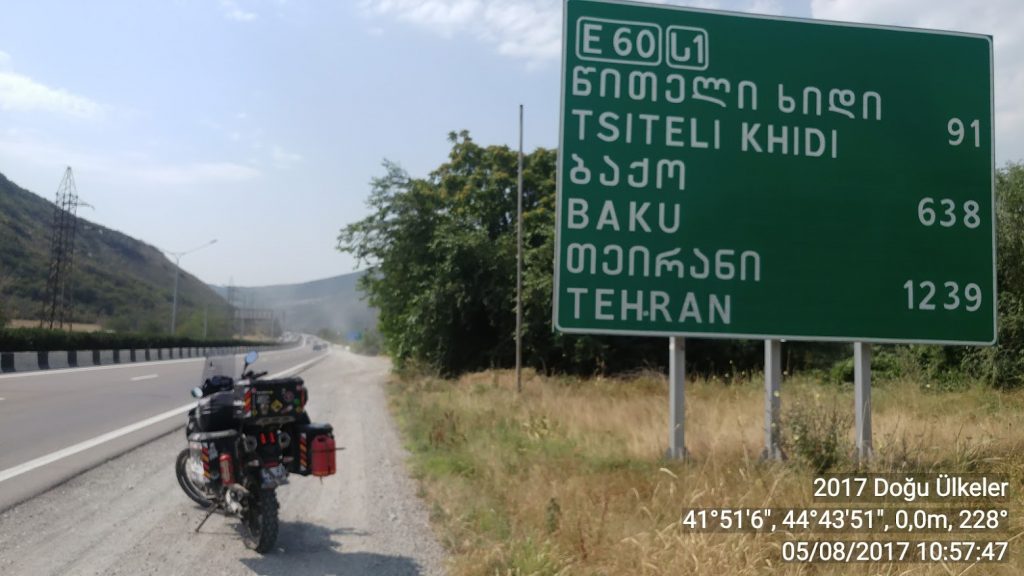 Motosikletle uzun yol Gürcistan Azerbaycan İran sınırı yön tabelası
