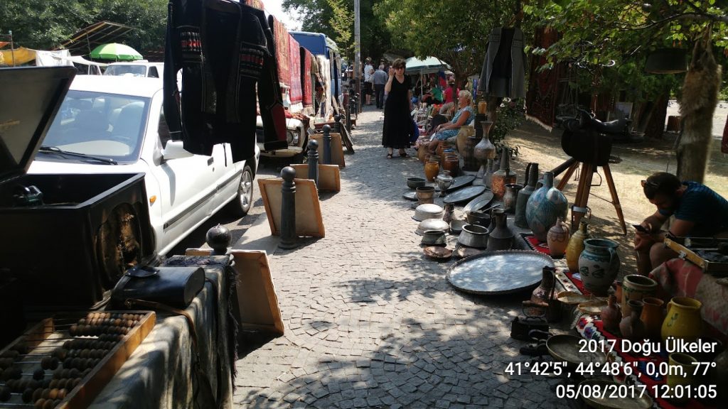 Tiflis'in tarihi Old Bazaar bölgesindeki renkli açık hava tezgahları.