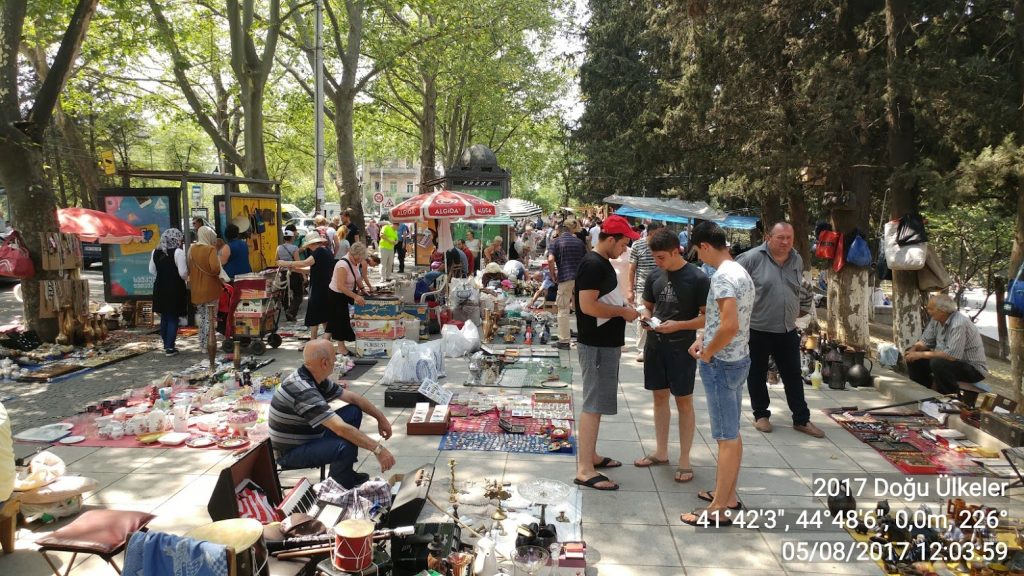 Tiflis'in tarihi Old Bazaar bölgesindeki renkli açık hava tezgahları.