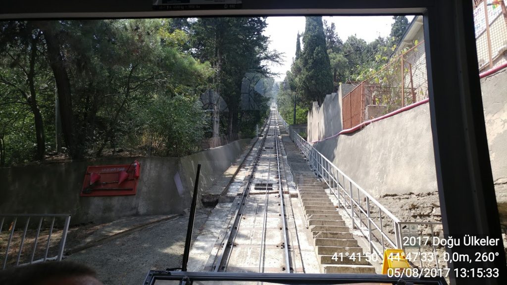 Mtatsminda Parkı'na doğru dik raylar üzerinden füniküler tırmanışı.