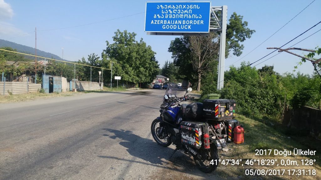 Motosikletle Gürcistan yolları Tiflis tabelası önünde Yamaha Tenere