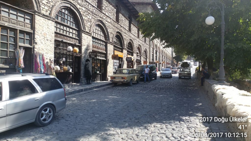 Şeki'nin ana caddesini süsleyen estetik taş evler ve şehrin içinden akan nehir yatağı.