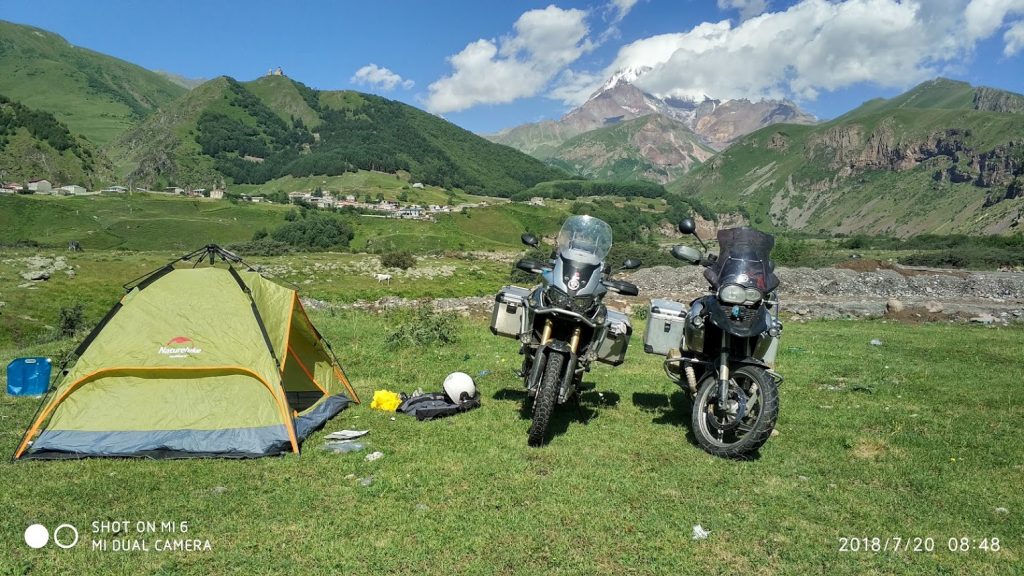 honda africa twin gürcistan stepantsminda kazbegi dağları kampı