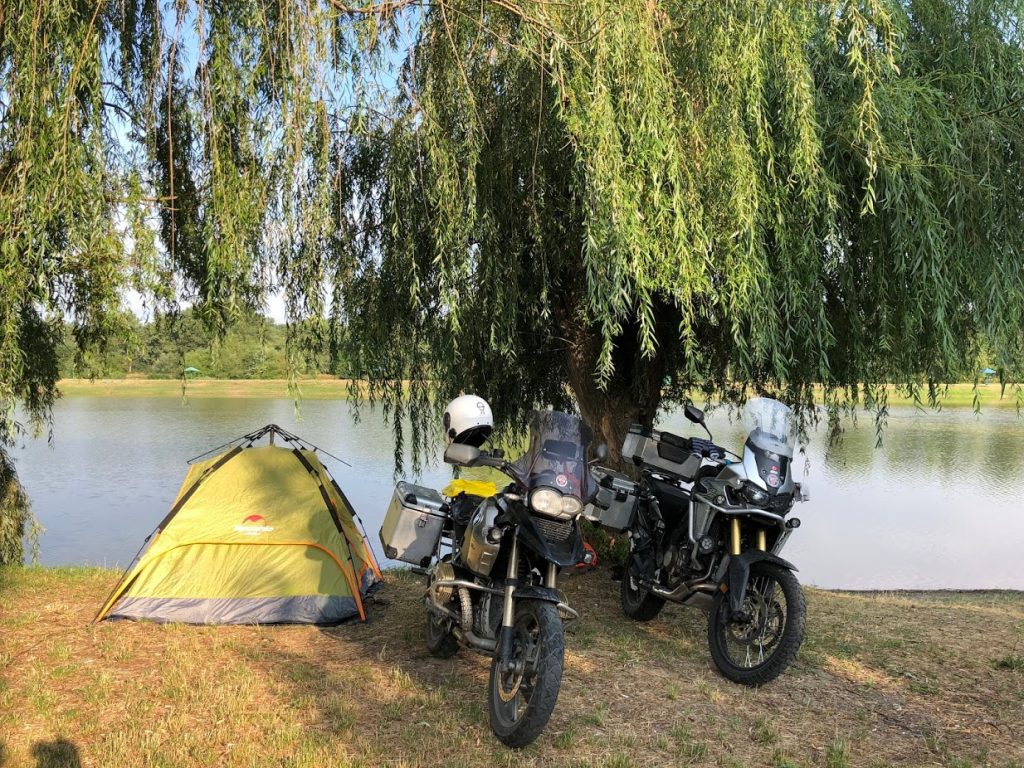 motosiklet kamp maceraları georgiyevsk rusya göl kenarı çadır