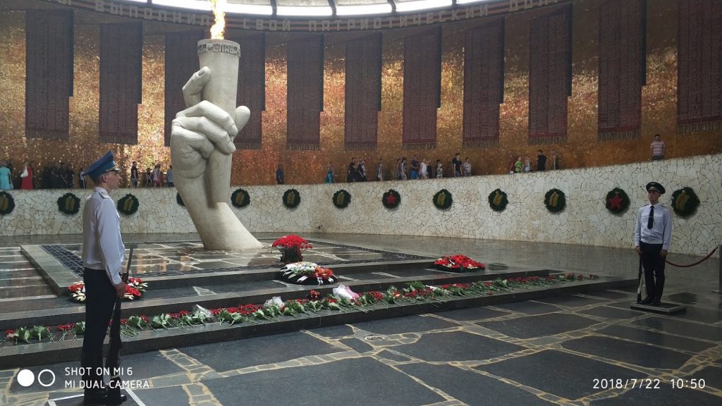 orta asya motosiklet turu volgograd mamayev kurgan anavatan çağırıyor heykeli