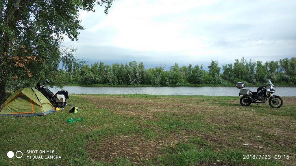 motosiklet kamp maceraları saratov volga nehri kenarı çadır kampı