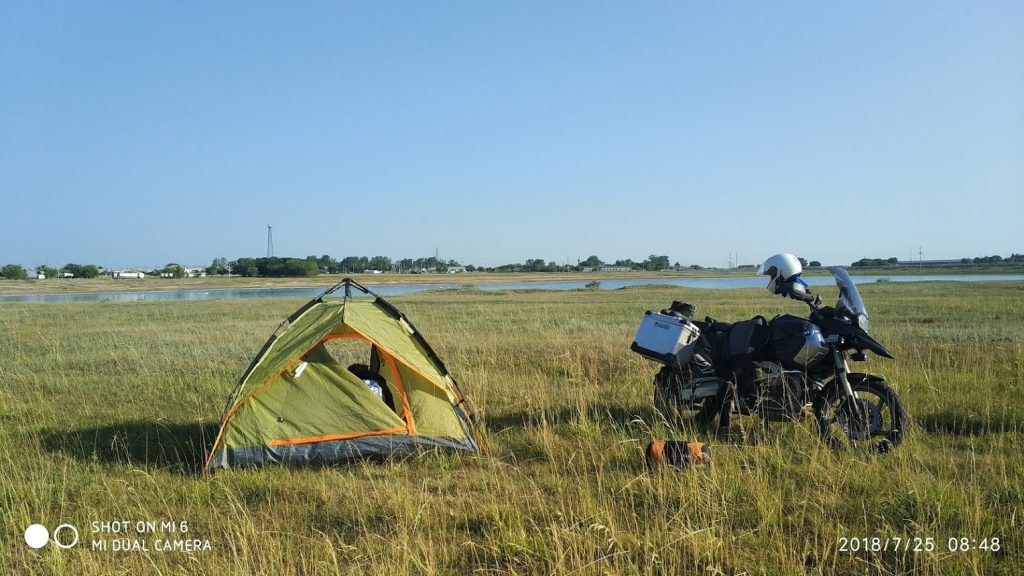 honda africa twin kazakistan novonezhinka göl kenarı motosiklet kamp maceraları