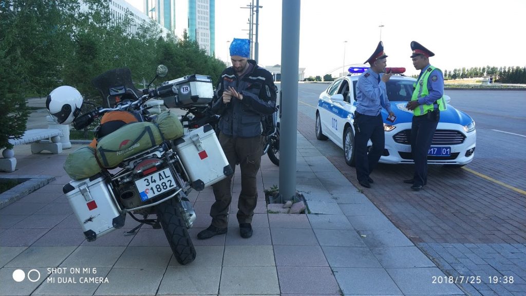 kazakistan motosiklet rotası astana akorda başkanlık sarayı polis çevirmesi sigorta krizi