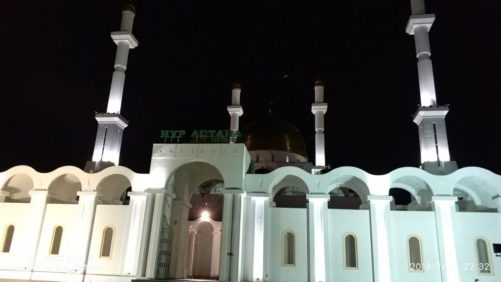 kazakistan motosiklet rotası astana nur astana camii gece fotoğrafı