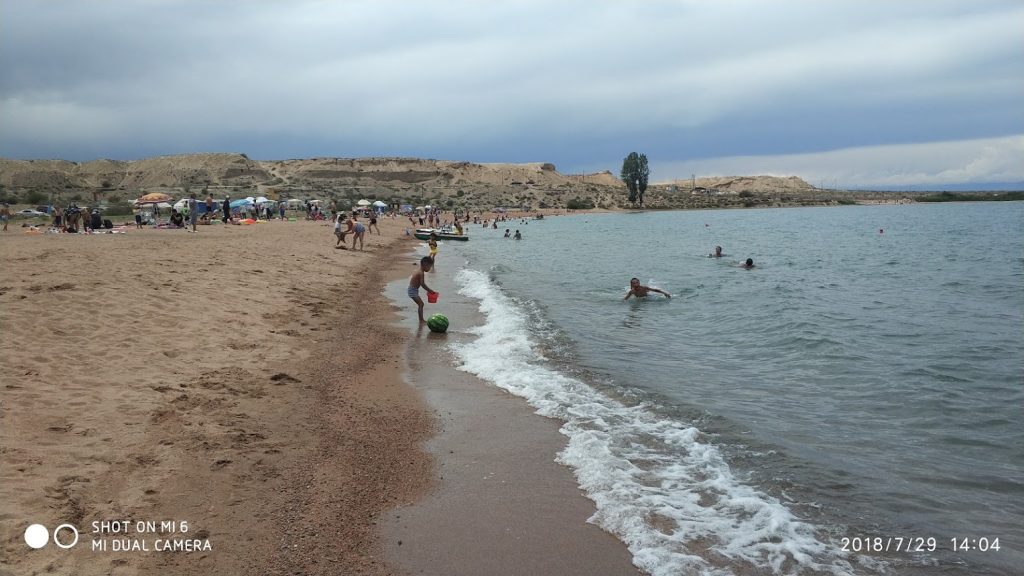 motosikletle uzun yol kırgızistan issık göl sıcak kul plajı yüzen çocuklar