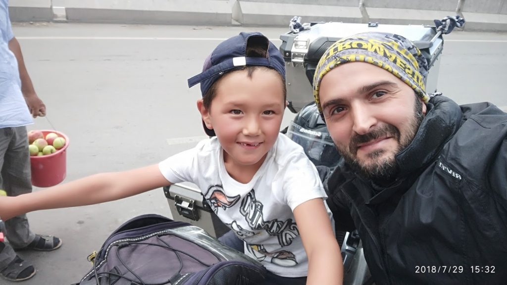 kırgızistan motosiklet rotası balıkçı kasabası yerel kazak çocuk seyahat anıları