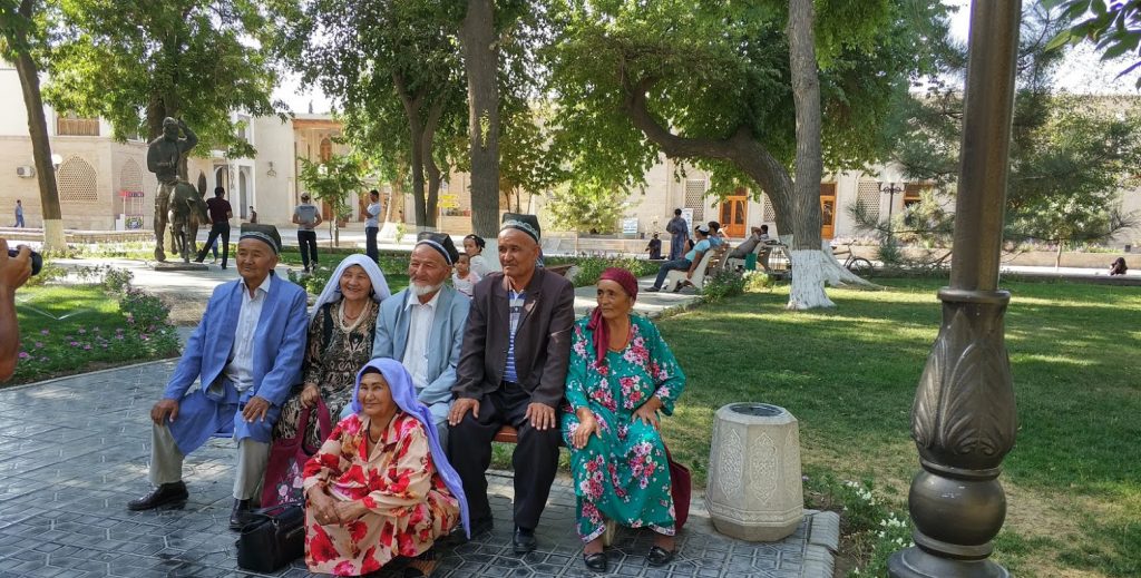 Motosikletle Özbekistan turu yaptığımda çektiğim geleneksel kıyafetli özbekler