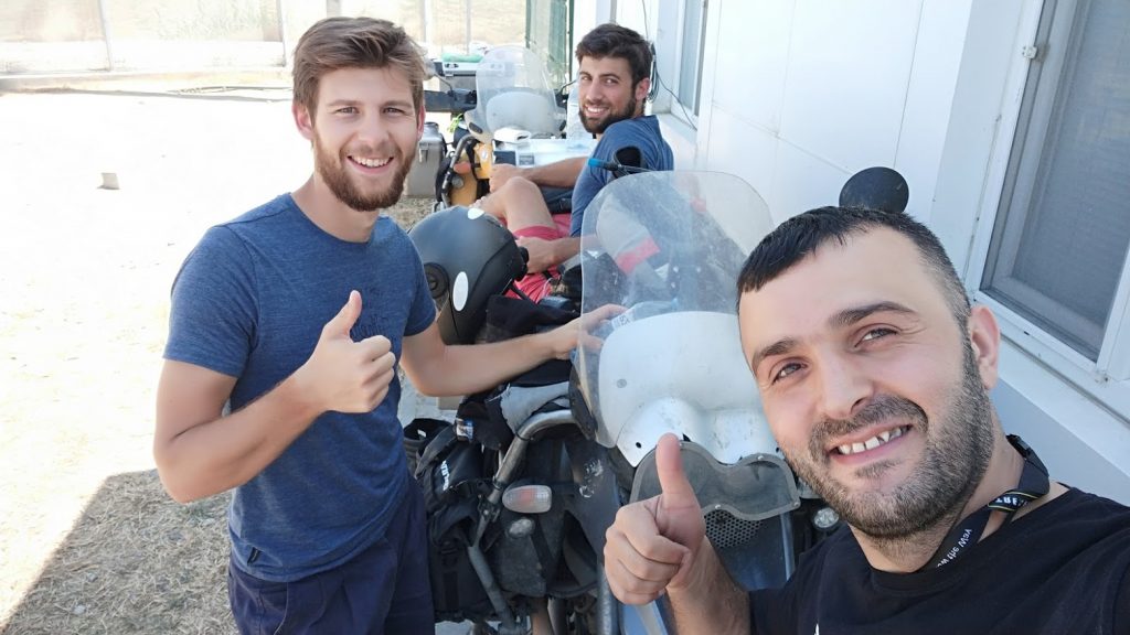 Tacikistan motosiklet turu öncesi yabancı motorcularla karşılaşma