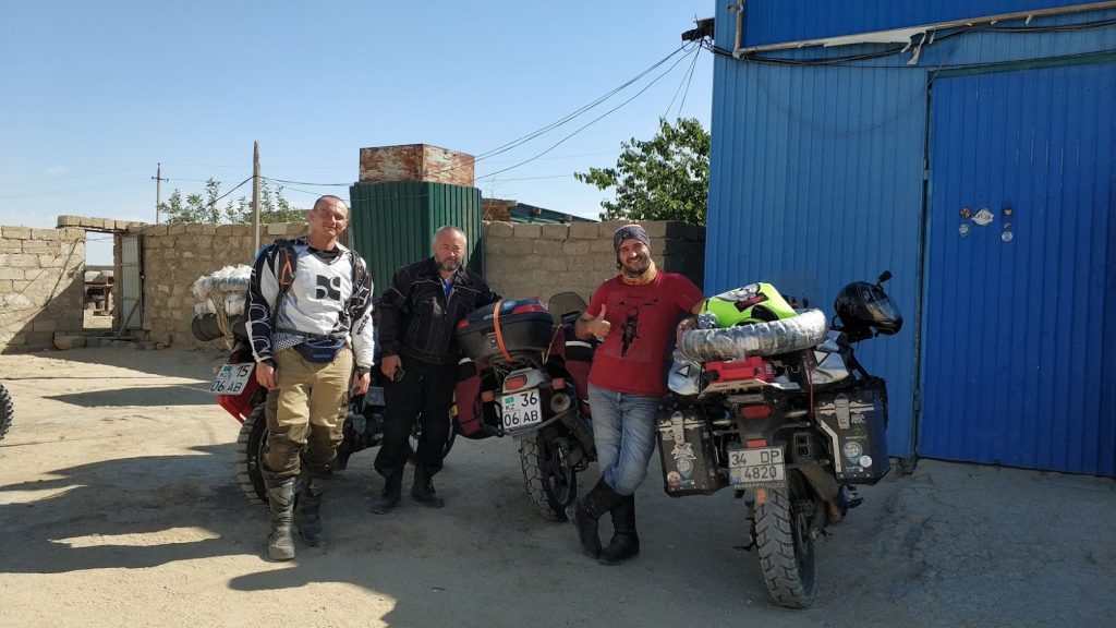 Motosikletle zorlu yollar ve Kazak motorcularla karşılaşma