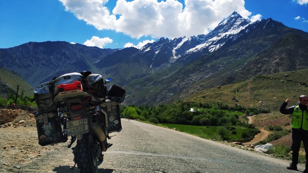 Pamir rotası Mardz köyü ve Afganistan sınırı dağ manzaraları