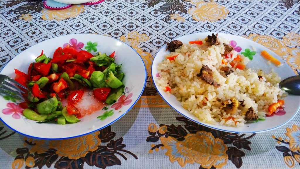 Pamir dağları motosiklet turu yöresel Tacik yemekleri