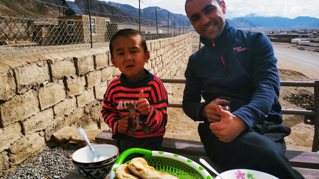 Murgab homestay Tacik çocukla kahvaltı ve ev ekmeği
