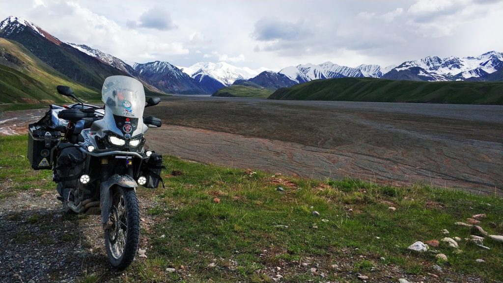 Pamir rotası Karakul Gölü yakınları motosiklet sürüşü