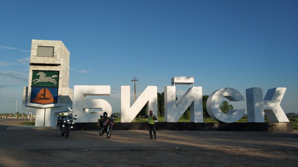kazakistan motosiklet turu Biysk şehir giriş tabelası