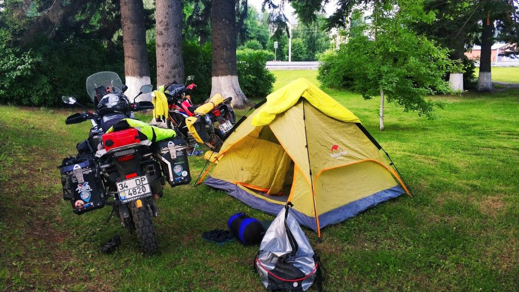 uzun yol motosiklet gezi yazısı Mayma kamp alanı çadır kurulumu