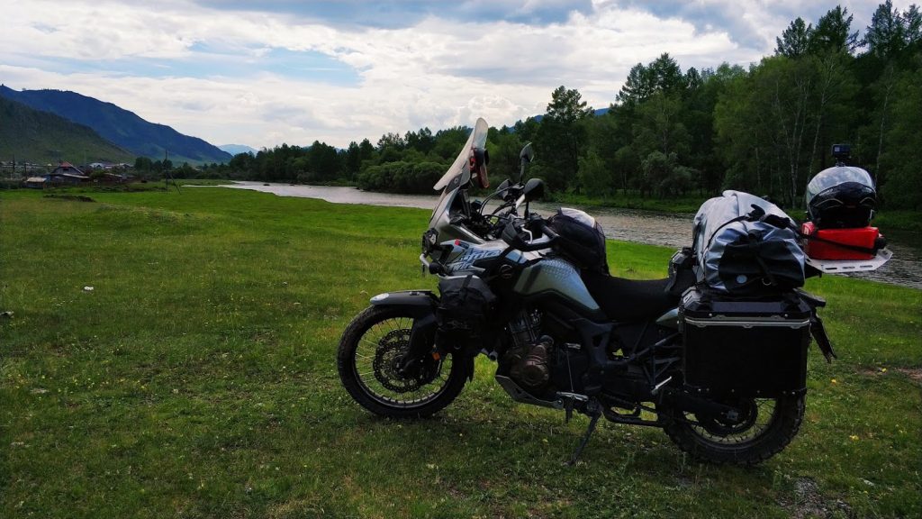 motosikletle zorlu yollar Aktash bölgesi yeşil kamp alanı