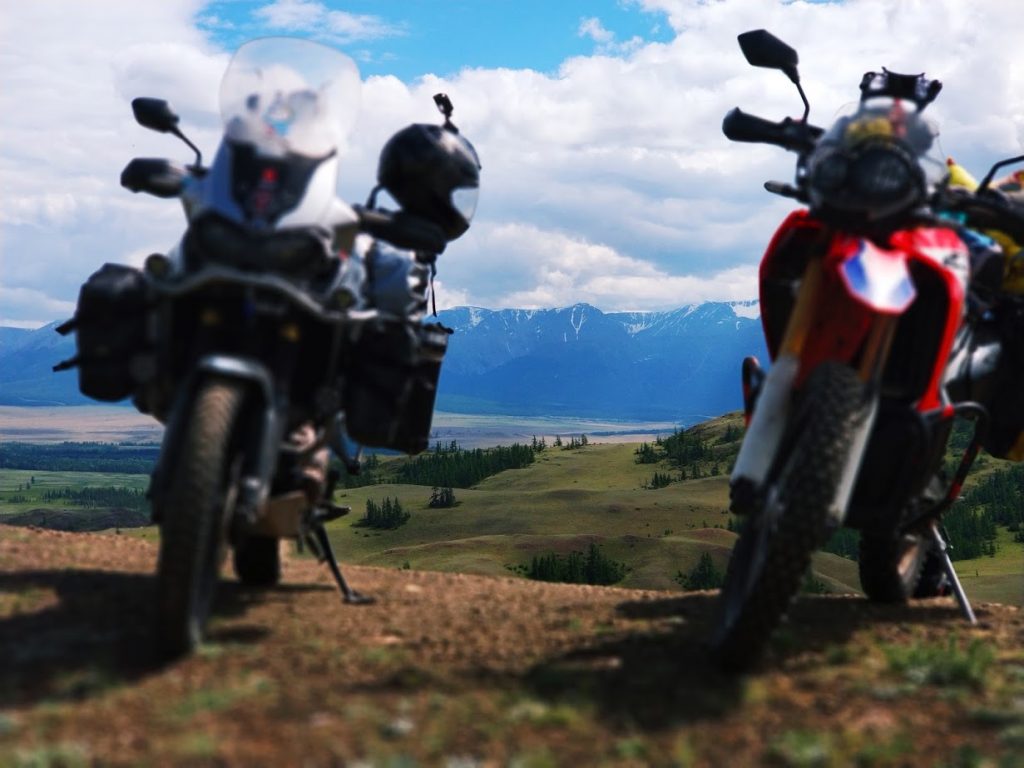 motosikletle zorlu yollar Aktash dağ zirvesi manzara sürüşü