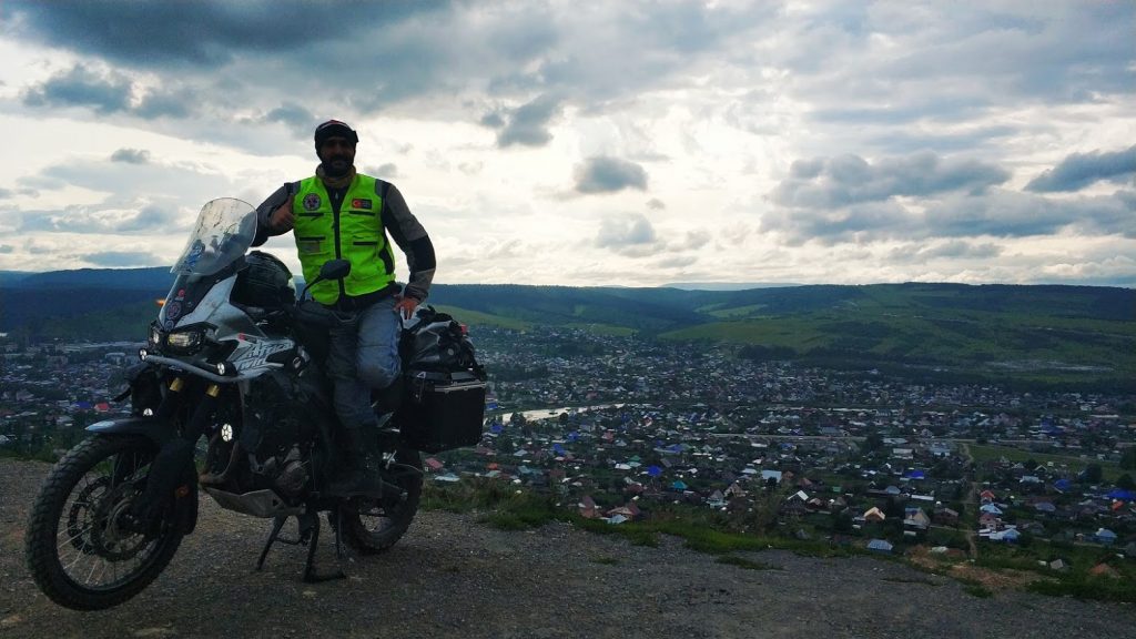motosikletle asya turu Rusya Sim Şehri dağ manzarası