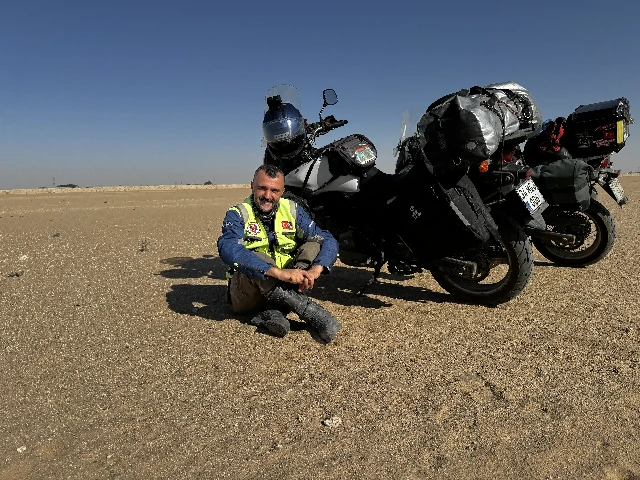 Necid Çölü motosikletle gün batımı manzarası ve çöl sıcağı