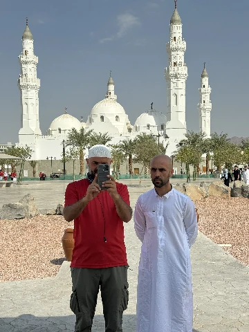 İslam tarihinin ilk mescidi olan Kuba mescidi. Karayoluyla umre rotasını tamamlayıp peygamber şehri'ne girenlerin ilk uğradığı mübarek mekan.