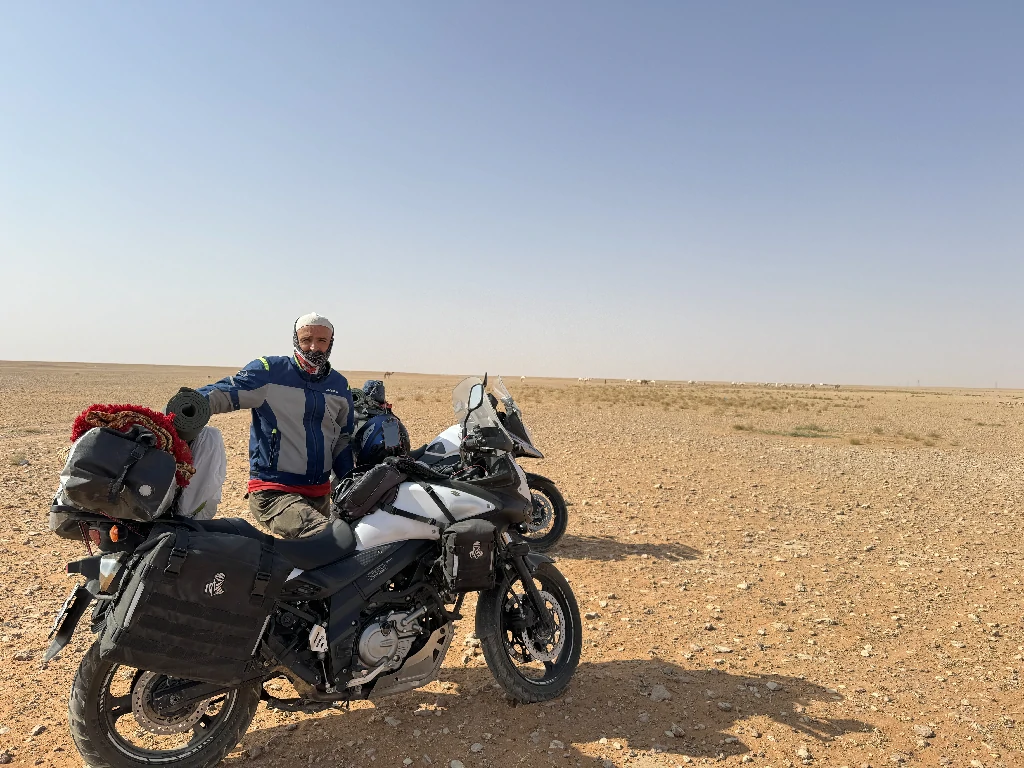 Motosikletle İran turu sırasında Nefud çölünde V-Strom motosiklet ile mola